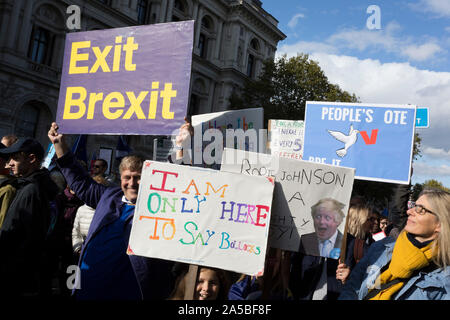 An dem Tag, an dem die Mitglieder des Parlaments saß auf einem Samstag (das erste Mal seit 37 Jahren und betitelt uper Samstag"), um für Premierminister Boris Johnson's Brexit Abkommen mit der EU in Brüssel, eine Million Remainers (laut Veranstalter) marschierten durch die Hauptstadt ihre Opposition gegen eine Brexit Stimme zu Stimme und rufen zu einer Abstimmung der Völker, am 19. Oktober 2019, in London, England. Stockfoto