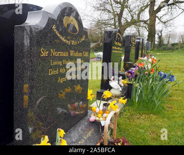 Grab von Schauspieler und Komiker Sir Norman Weisheit OBE in St. Birgitta Gemeinde (Braut Pfarrkirche) Insel Man. Stockfoto