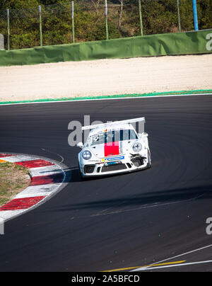 Vallelunga, Italien am 14. September 2019. Porsche Carrera Rennwagen in Aktion bei Wendung in asphaltpiste Stromkreis Stockfoto