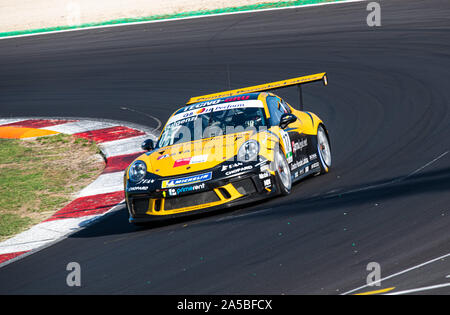 Vallelunga, Italien am 14. September 2019. Porsche Carrera Rennwagen in Aktion bei Wendung in asphaltpiste Stromkreis Stockfoto
