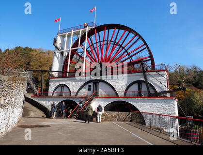 Laxey Wheel, Laxey, Isle of Man, Großbritannien, die Laxey Wheel gebaut in den Hang oberhalb des Dorfes Laxey, die größte Wasserrad in der Welt. Stockfoto