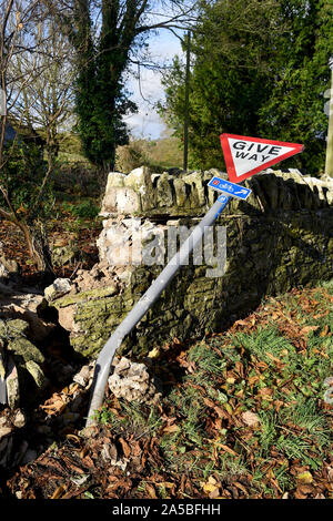 Geben Zeichen und Wand, abgerissen wurde, England Stockfoto