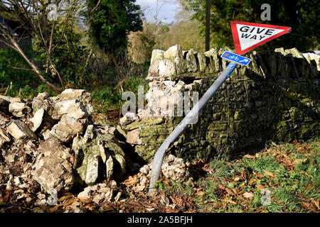 Geben Zeichen und Wand, abgerissen wurde, England Stockfoto