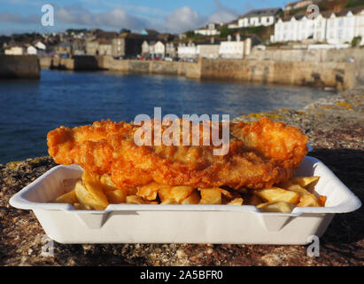 Fisch und Chips, traditionelle englische Fish und Chips, Nahaufnahme der Portion Fish und Chips in Camborne, Cornwall, Großbritannien Stockfoto