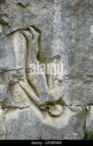 Die fallende Mann Schnitzen von Sir Antony Gormley im Tout Steinbruch auf Portland in Dorset, England Stockfoto