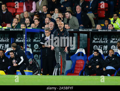 Der Selhurst Park, London, UK. Okt, 2019 19. Fußball der englischen Premier League, Crystal Palace gegen Manchester City, Manchester City Manager Pep Guardiola an seine Spieler aus der touchline während der zweiten Hälfte schreien - Streng redaktionelle Verwendung. Keine Verwendung mit nicht autorisierten Audio-, Video-, Daten-, Spielpläne, Verein/liga Logos oder "live" Dienstleistungen. On-line-in-Match mit 120 Bildern beschränkt, kein Video-Emulation. Keine Verwendung in Wetten, Spiele oder einzelne Verein/Liga/player Publikationen Quelle: Aktion plus Sport/Alamy leben Nachrichten Stockfoto