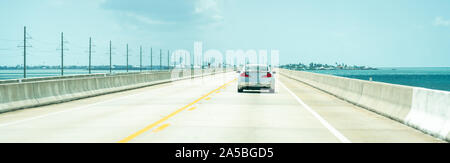 Florida, USA - 12. September 2019: Strasse nach Key West über Caribbean Blue Water Stockfoto