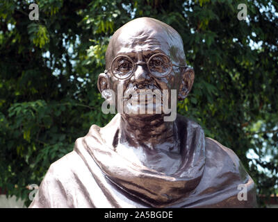 Statue von Mahatma Gandhi neben dem Raj Ghat ein Denkmal für ihn in Delhi, Indien Stockfoto