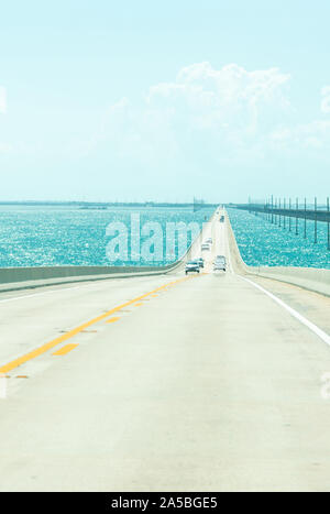 Strasse nach Key West über Caribbean Blue Water Stockfoto