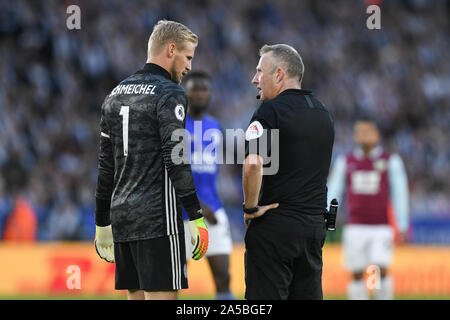 19. Oktober 2019, King Power Stadion, Leicester, England; Premier League, Leicester City v Burnley: Schiedsrichter Jonathan Moss spricht mit Kasper Schmeichel (1) von Leicester City während des Wartens auf einen VAR Entscheidung Quelle: Jon Hobley / Nachrichten Bilder Stockfoto