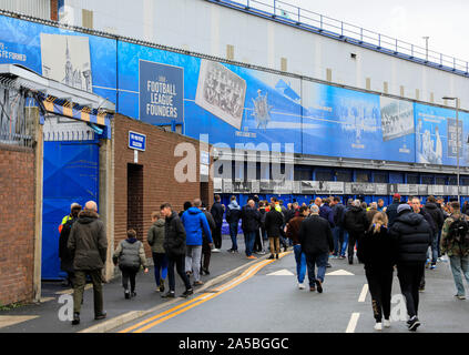 19. Oktober 2019, Goodison Park, Liverpool, England; Premier League, Everton v West Ham United: Fans anreisen, für das Spiel außerhalb Goodison Credit: Conor Molloy/News Bilder Stockfoto