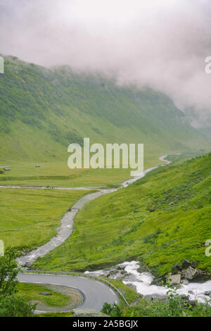 Schöne Landschaft und Landschaft Blick auf Norwegen, grüne Hügel und Berge in einem bewölkten Tag. grüne Landschaft von Hügeln und Bergen teilweise Stockfoto