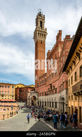 Ansicht des Palazzo Pubblico und andere mittelalterliche Gebäude in Piazza del Campo in Siena, Italien. Stockfoto