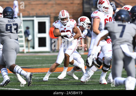 Champaign, Illinois, USA. Okt, 2019 19. Wisconsin Dachse laufen zurück Jonathan Taylor (23), die in Aktion während der NCAA grosse Konferenz 10 Fußballspiel zwischen den Illinois vs Wisconsin am Memorial Stadium in Champaign, Illinois. Dean Reid/CSM/Alamy leben Nachrichten Stockfoto