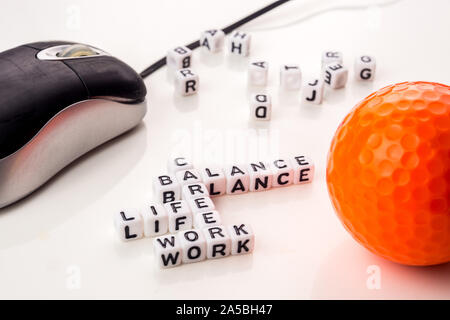 Kleine weiße Würfel mit schwarzen Buchstaben bilden ein Kreuzworträtsel mit dem Thema Work Life Balance als Gleichgewicht der beruflichen und persönlichen Familie Witz Stockfoto