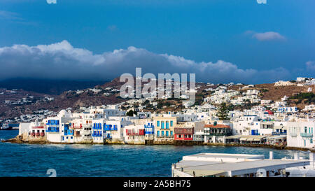 Blick auf den wunderschönen weißen Gebäude am Ufer des Meeres in Little Venice Mykonos Griechenland Stockfoto