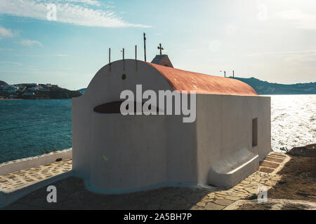 Eine der schönsten Kirchen in der Stadt Mykonos Griechenland baden in der Sonne Stockfoto