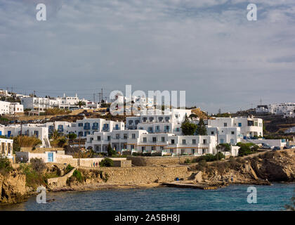 Wahrzeichen weißen Gebäuden aufgereiht auf Meer in die Stadt Mykonos Griechenland Stockfoto