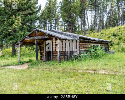 Abgebrochene log Gebäude in Western Ghost Town. Stockfoto