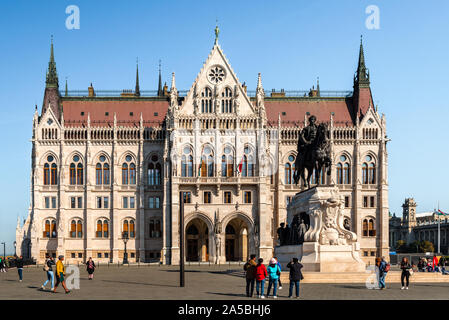 Ansicht des ungarischen Parlaments Gebäude, das auch als Parlament von Budapest, eine bemerkenswerte Sehenswürdigkeit von Ungarn und ein beliebtes touristisches Ziel bekannt. Stockfoto