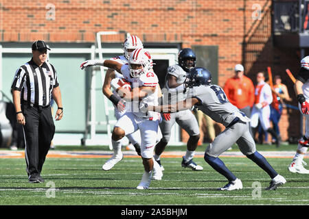 Champaign, Illinois, USA. Okt, 2019 19. Wisconsin Dachse laufen zurück Jonathan Taylor (23), die in Aktion während der NCAA grosse Konferenz 10 Fußballspiel zwischen den Illinois vs Wisconsin am Memorial Stadium in Champaign, Illinois. Dean Reid/CSM/Alamy leben Nachrichten Stockfoto