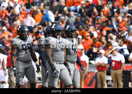 Champaign, Illinois, USA. Okt, 2019 19. Ilini defensive lineman in Aktion während der NCAA grosse Konferenz 10 Fußballspiel zwischen den Illinois vs Wisconsin am Memorial Stadium in Champaign, Illinois. Dean Reid/CSM/Alamy leben Nachrichten Stockfoto