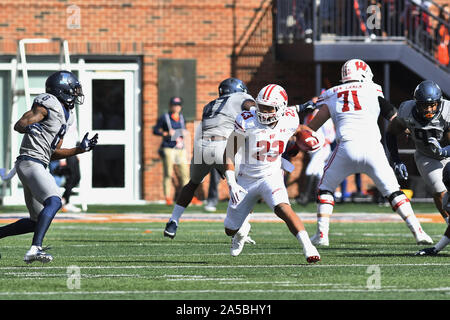 Champaign, Illinois, USA. Okt, 2019 19. Wisconsin Dachse laufen zurück Jonathan Taylor (23), die in Aktion während der NCAA grosse Konferenz 10 Fußballspiel zwischen den Illinois vs Wisconsin am Memorial Stadium in Champaign, Illinois. Dean Reid/CSM/Alamy leben Nachrichten Stockfoto