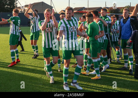 Pitsea, UK. Okt, 2019 19. LONDON, VEREINIGTES KÖNIGREICH 19. OKTOBER Chichester Stadt Spieler feiern mit den Fans nach dem FA Cup 4.qualifikationsrunde zwischen Bowers und Pitsea und Chichester Stadt an Len Lachs Stadium, Pitsea UK am 19. Oktober 2019 Credit: Aktion Foto Sport/Alamy leben Nachrichten Stockfoto