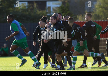 Pitsea, UK. Okt, 2019 19. LONDON, VEREINIGTES KÖNIGREICH 19. OKTOBER Die Spieler und der Staff auf die anderen Spieler auf dem Spielfeld in der Feier nach der endgültigen während der FA-Cup 4 Qualifikationsrunde zwischen Bowers und Pitsea und Chichester Stadt an Len Lachs Stadium, Pitsea UK am 19. Oktober 2019 Credit pfeifen: Aktion Foto Sport/Alamy leben Nachrichten Stockfoto