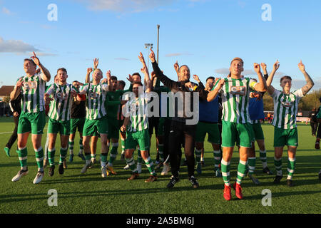 Pitsea, UK. Okt, 2019 19. LONDON, VEREINIGTES KÖNIGREICH 19. Oktober die ganze Stadt Chichester team Feiern nach dem Gewinn des FA Cup 4.qualifikationsrunde zwischen Bowers und Pitsea und Chichester Stadt an Len Lachs Stadium, Pitsea UK am 19. Oktober 2019 Credit: Aktion Foto Sport/Alamy leben Nachrichten Stockfoto