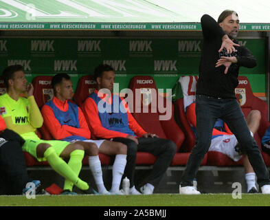 Augsburg, Deutschland. Okt, 2019 19. Fussball: Bundesliga, FC Augsburg - Bayern München, 8. Spieltag in der Wwk-Arena.Trainer Martin Schmidt (Augsburg) gibt Anweisungen an der Seitenlinie. Quelle: Stefan Puchner/dpa - WICHTIGER HINWEIS: In Übereinstimmung mit den Anforderungen der DFL Deutsche Fußball Liga oder der DFB Deutscher Fußball-Bund ist es untersagt, zu verwenden oder verwendet Fotos im Stadion und/oder das Spiel in Form von Bildern und/oder Videos - wie Foto Sequenzen getroffen haben./dpa/Alamy leben Nachrichten Stockfoto