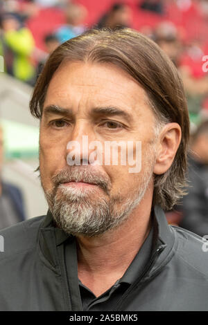 Augsburg, Deutschland. Okt, 2019 19. Fussball: Bundesliga, FC Augsburg - Bayern München, 8. Spieltag in der Wwk-Arena. Trainer Martin Schmidt (Augsburg) sieht auf. Quelle: Stefan Puchner/dpa - WICHTIGER HINWEIS: In Übereinstimmung mit den Anforderungen der DFL Deutsche Fußball Liga oder der DFB Deutscher Fußball-Bund ist es untersagt, zu verwenden oder verwendet Fotos im Stadion und/oder das Spiel in Form von Bildern und/oder Videos - wie Foto Sequenzen getroffen haben./dpa/Alamy leben Nachrichten Stockfoto