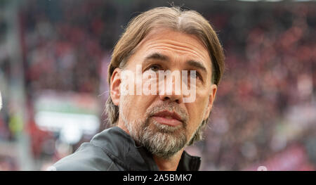 Augsburg, Deutschland. Okt, 2019 19. Fussball: Bundesliga, FC Augsburg - Bayern München, 8. Spieltag in der Wwk-Arena. Trainer Martin Schmidt (Augsburg) sieht auf. Quelle: Stefan Puchner/dpa - WICHTIGER HINWEIS: In Übereinstimmung mit den Anforderungen der DFL Deutsche Fußball Liga oder der DFB Deutscher Fußball-Bund ist es untersagt, zu verwenden oder verwendet Fotos im Stadion und/oder das Spiel in Form von Bildern und/oder Videos - wie Foto Sequenzen getroffen haben./dpa/Alamy leben Nachrichten Stockfoto