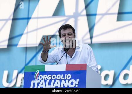 Rom, Roma, Italien. Okt, 2019 19. Federl Secretery der Lega Nord, Nordinsel Liga, Matteo Salvini besucht eine politische Kundgebung in Piazza San Giovanni im Zentrum von Roma. Rallye Anruf von Salvini gegen die italienische Regierung zu protestieren. Auf der Bühne Matteo Salvini, Silvio Berlusconi und Giorgia Meloni. Credit: Matteo Trevisan/ZUMA Draht/Alamy leben Nachrichten Stockfoto