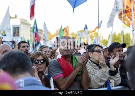 Rom, Roma, Italien. Okt, 2019 19. Federl Secretery der Lega Nord, Nordinsel Liga, Matteo Salvini besucht eine politische Kundgebung in Piazza San Giovanni im Zentrum von Roma. Rallye Anruf von Salvini gegen die italienische Regierung zu protestieren. Auf der Bühne Matteo Salvini, Silvio Berlusconi und Giorgia Meloni. Credit: Matteo Trevisan/ZUMA Draht/Alamy leben Nachrichten Stockfoto