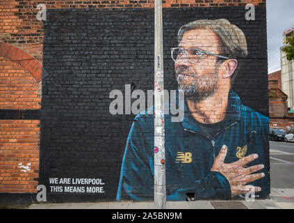 Liverpool, Merseyside, UK - 17. Oktober 2019: ein Wandbild von Liverpool Football Club Manager Jürgen Klopp an der Wand eines Gebäudes auf Liverpool, Mersey Stockfoto