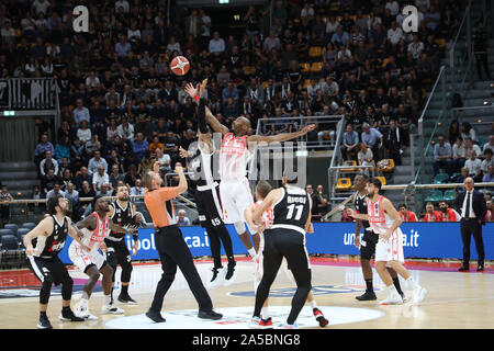 Bologna, Italien, 19 Okt 2019, Virtus Bologna vs Varese bei Segafredo Segafredo Virtus Bologna vs Openjobmetis Varese - Italienische Basketball eine Serie Meisterschaft - Credit: LPS/Michele Nucci/Alamy leben Nachrichten Stockfoto