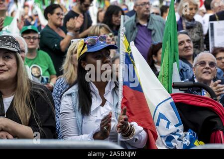 Rom, Roma, Italien. Okt, 2019 19. Federl Secretery der Lega Nord, Nordinsel Liga, Matteo Salvini besucht eine politische Kundgebung in Piazza San Giovanni im Zentrum von Roma. Rallye Anruf von Salvini gegen die italienische Regierung zu protestieren. Auf der Bühne Matteo Salvini, Silvio Berlusconi und Giorgia Meloni. Credit: Matteo Trevisan/ZUMA Draht/Alamy leben Nachrichten Stockfoto