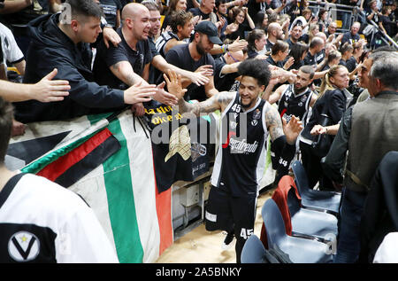 Bologna, Italien, 19 Okt 2019, Glück von Virtus am Ende des Spiels - Julian Gamble (Virtus Bologna) während Segafredo Segafredo Virtus Bologna vs Openjobmetis Varese - Italienische Basketball eine Serie Meisterschaft - Credit: LPS/Michele Nucci/Alamy leben Nachrichten Stockfoto