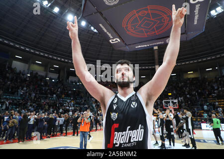 Bologna, Italien, 19 Okt 2019, Glück von Virtus am Ende des Spiels - Stefan Markovic (Virtus Bologna) während Segafredo Segafredo Virtus Bologna vs Openjobmetis Varese - Italienische Basketball eine Serie Meisterschaft - Credit: LPS/Michele Nucci/Alamy leben Nachrichten Stockfoto