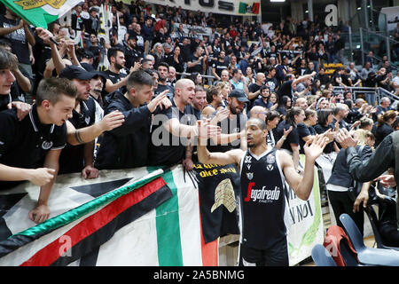 Bologna, Italien, 19 Okt 2019, Glück von Virtus am Ende des Spiels - Vince Hunter (Virtus Bologna) während Segafredo Segafredo Virtus Bologna vs Openjobmetis Varese - Italienische Basketball eine Serie Meisterschaft - Credit: LPS/Michele Nucci/Alamy leben Nachrichten Stockfoto