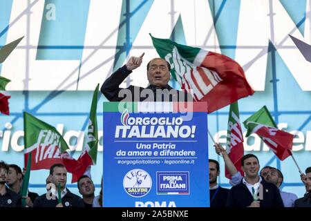 Rom, Roma, Italien. Okt, 2019 19. Federl Secretery der Lega Nord, Nordinsel Liga, Matteo Salvini besucht eine politische Kundgebung in Piazza San Giovanni im Zentrum von Roma. Rallye Anruf von Salvini gegen die italienische Regierung zu protestieren. Auf der Bühne Matteo Salvini, Silvio Berlusconi und Giorgia Meloni. Credit: Matteo Trevisan/ZUMA Draht/Alamy leben Nachrichten Stockfoto