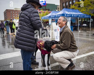 Des Moines, Iowa, USA. Okt, 2019 19. MARK SANFORD (R-SC) spricht zu den Besuchern der Des Moines Bauernmarkt während einer Kampagne Besuch auf dem Markt am Samstag. Sanford, einem ehemaligen republikanischen Gouverneur und Kongreßabgeordnete von South Carolina, ist eine Herausforderung der amtierende Präsident Donald Trump für die republikanische Nominierung für die US-Präsidentschaft. Iowa ist Gastgeber der ersten Veranstaltung der Präsidentschaftswahlen Auswahl Zyklus. Die Iowa Caucuses sind für Februar 2020 geplant. Credit: Jack Kurtz/ZUMA Draht/Alamy leben Nachrichten Stockfoto