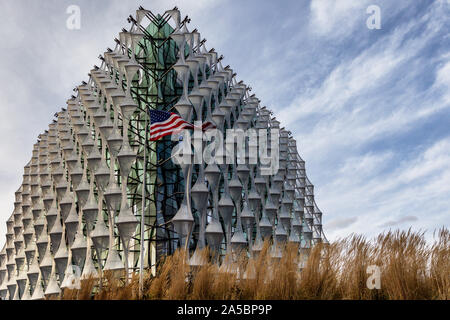 Die US-Botschaft in London, mit dem Sternenbanner amerikanische Flagge, für das Publikum geöffnet 15.00 Uhr, 16. Januar 2018. Neun Ulmen, Battersea, London. Stockfoto