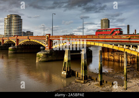 Red London Bus überqueren Sie die Vauxhall Bridge, Riverside Walk, Nine Elms, Pimlico, Westminster, London, England. Großbritannien Stockfoto