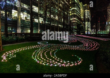 Bunte Lichterketten im Jubilee Park. Jährliche Winter Lights Festival in Canary Wharf London England Stockfoto