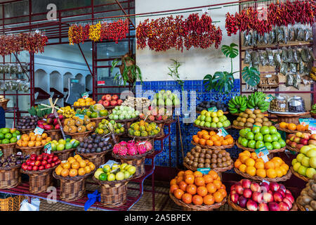 Eine bunte, gepflegt und ordentlich Anzeige von Obst im Mercado dos Lavradores, Funchal, Madeira, Portugal Abschaltdruck Stockfoto