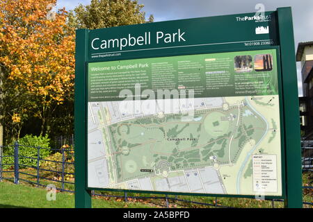 Ein Zeichen und Karte von Campbell Park im Zentrum von Milton Keynes entfernt. Stockfoto