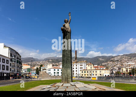Statue Skulptur in Bronze und konkrete Plaketten, Praca da Autonomia in Funchal Madeira auf die Gewährung der Autonomie für die Insel im Jahr 1976 gedenken. Stockfoto