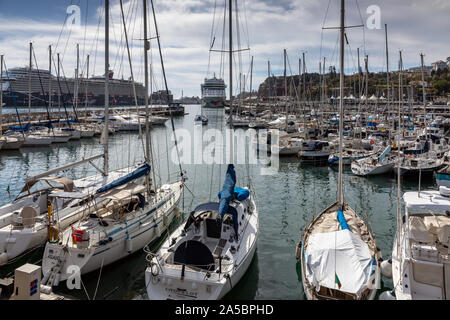 Kreuzfahrtschiffe und Yachten im Hafen von Funchal, Madeira, Portugal Stockfoto